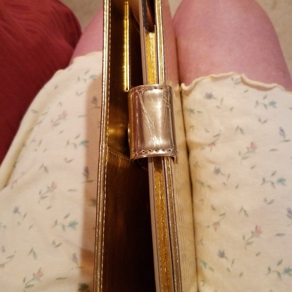 Metallic Gold I Pad cover - Picture 5 of 6